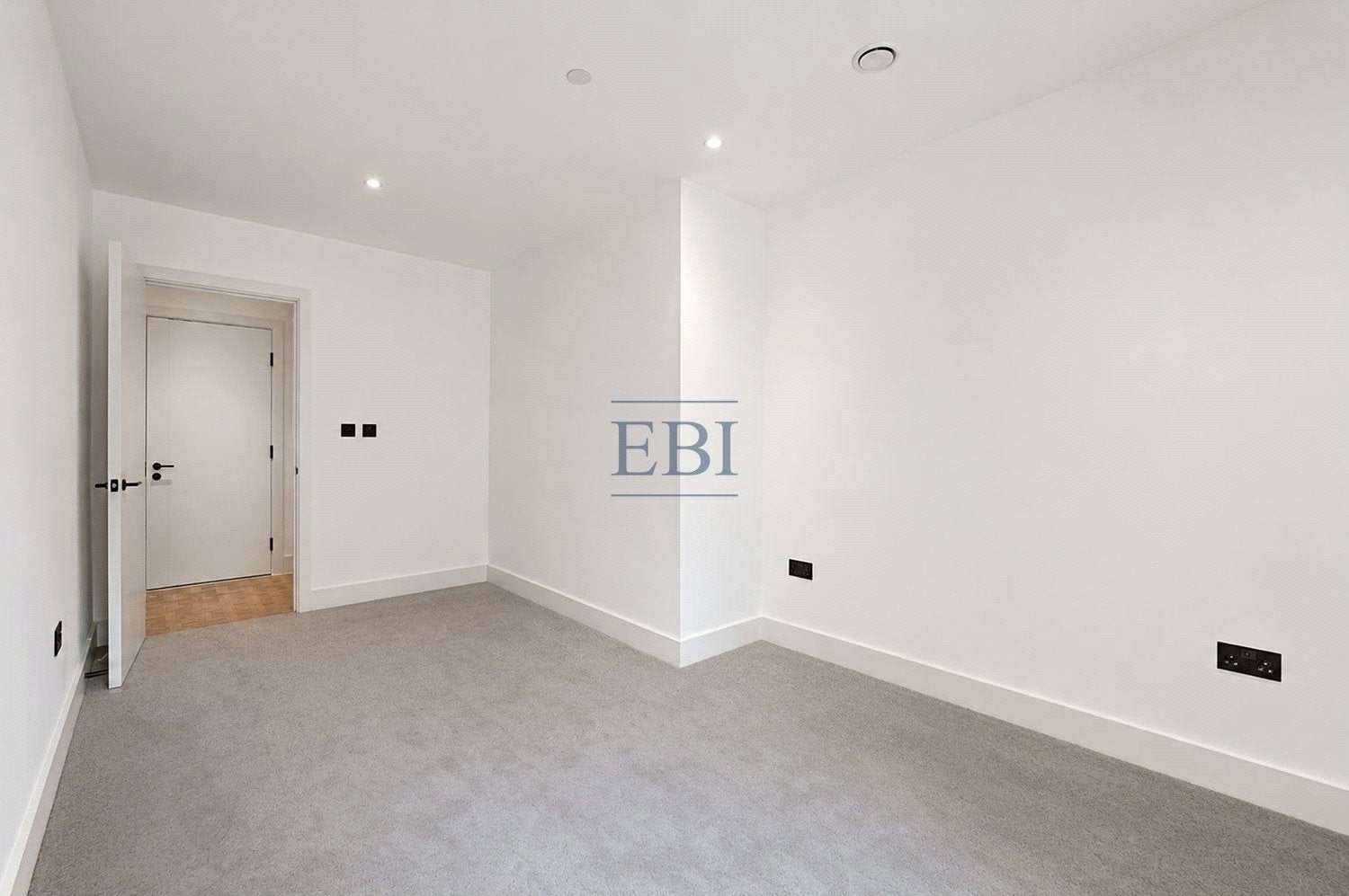 Flat Monarch Square in Greater London