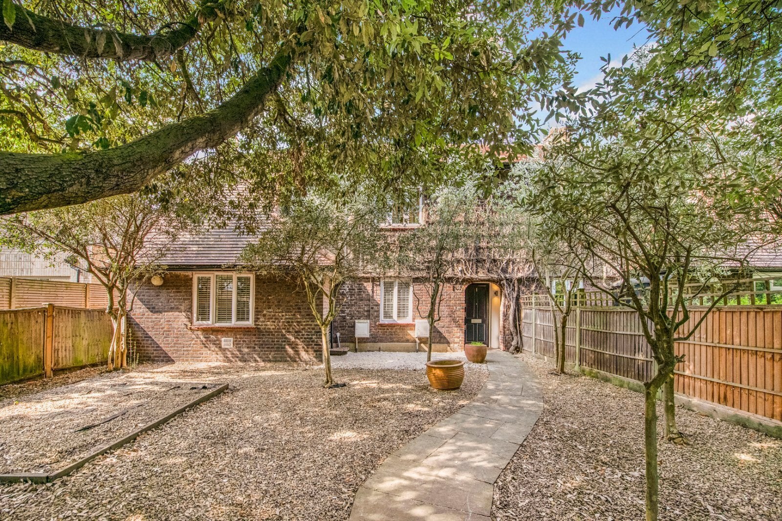 Flat Keswick Road in Greater London