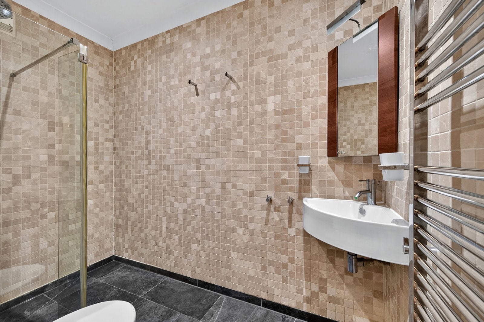 Flat Keswick Road in Greater London
