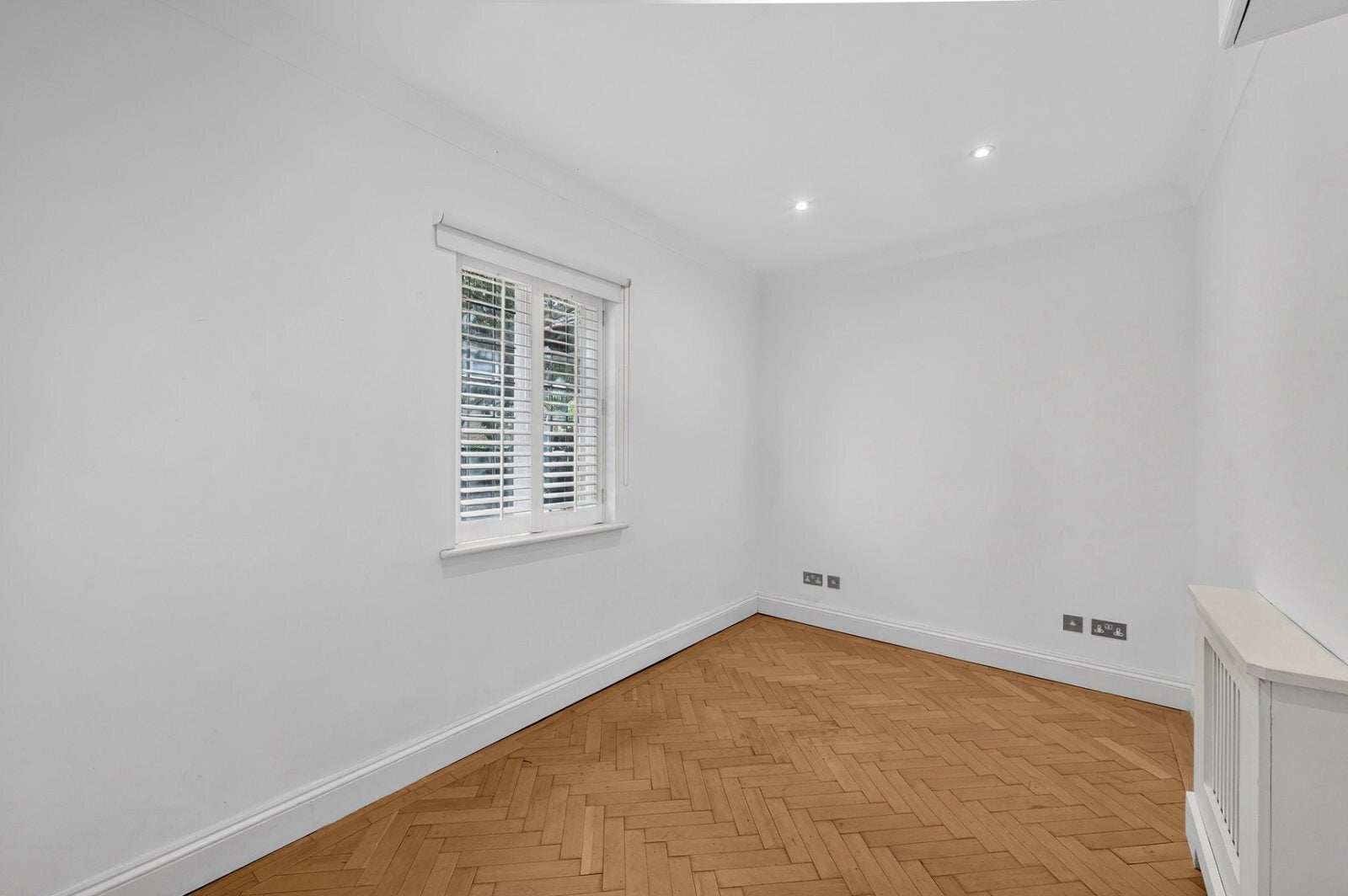 Flat Keswick Road in Greater London