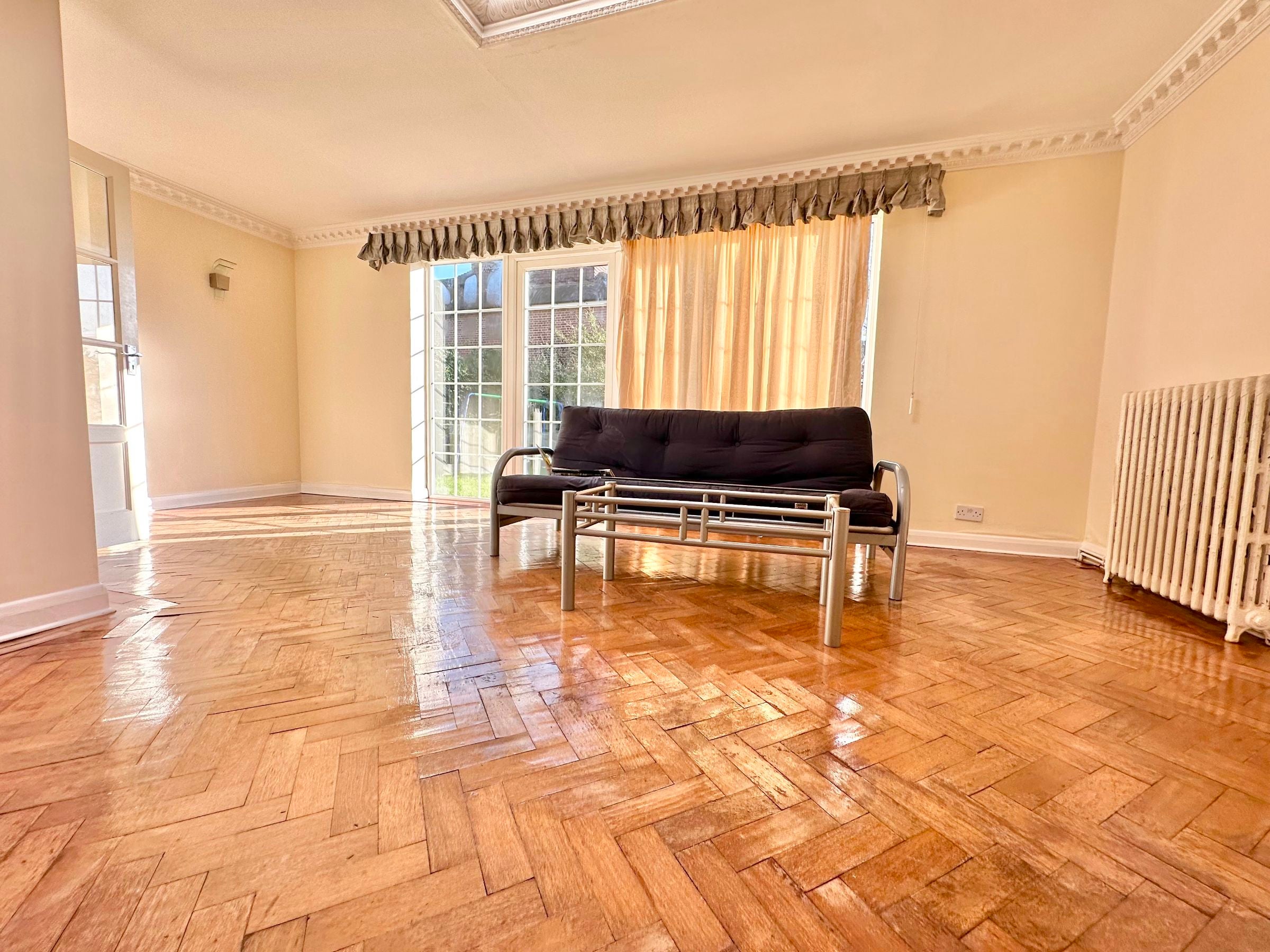 House Hendon Avenue in Greater London