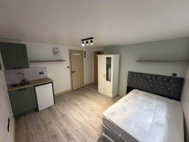 Flat Lowen Road in Greater London