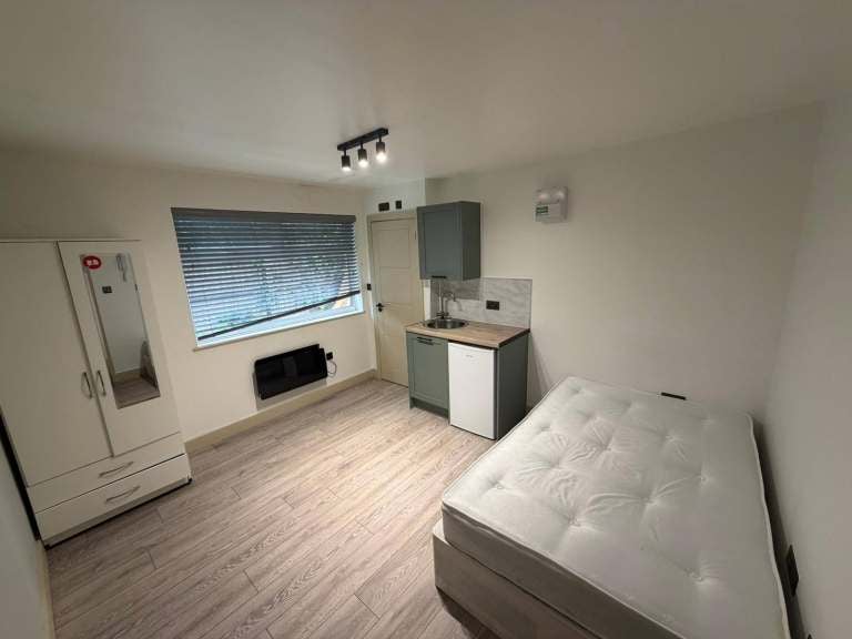 Flat Lowen Road in Greater London