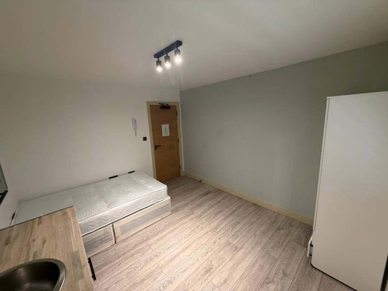 Flat Lowen Road in Greater London