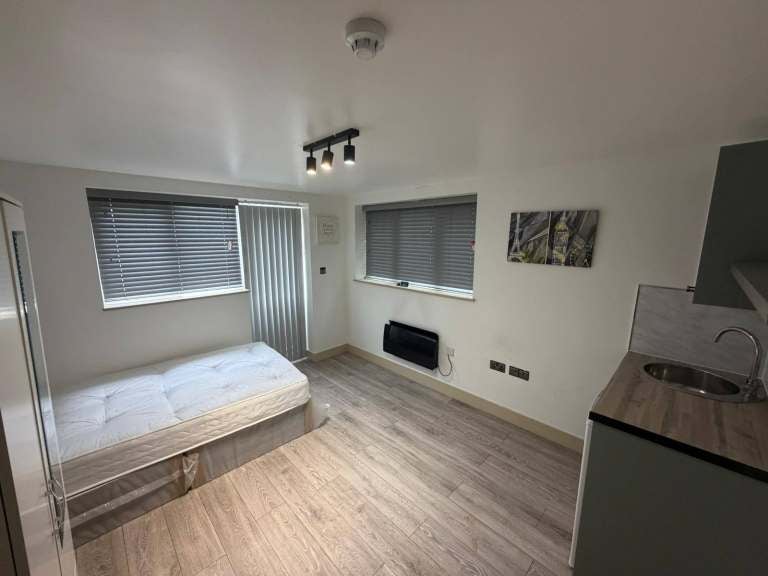 Flat Lowen Road in Greater London