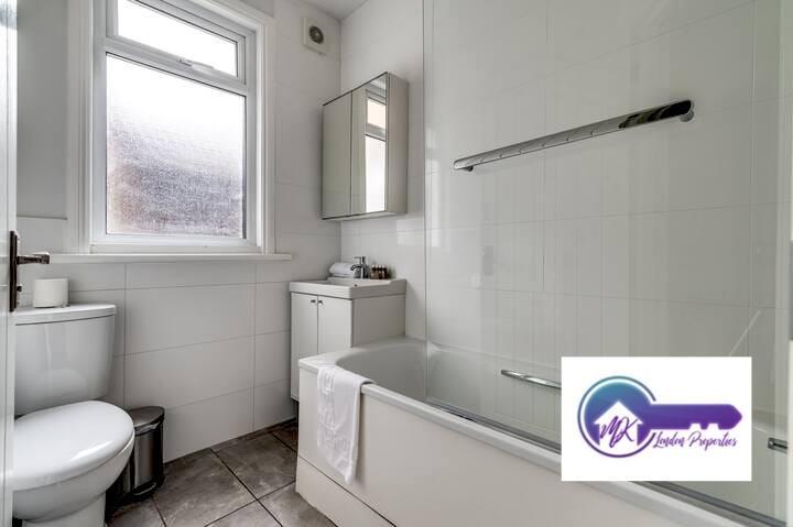 Flat Mostyn Avenue in Greater London