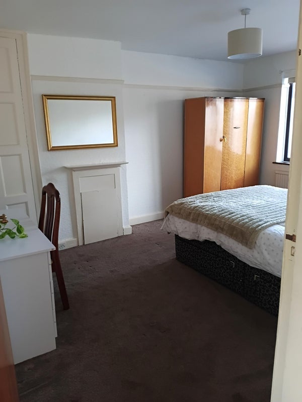 Room Rolleston Drive in Nottingham