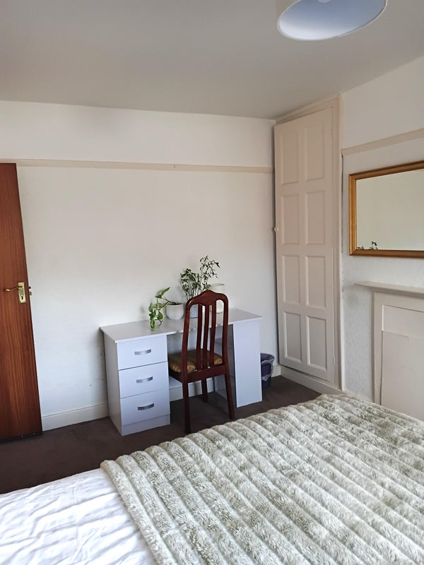 Room Rolleston Drive in Nottingham