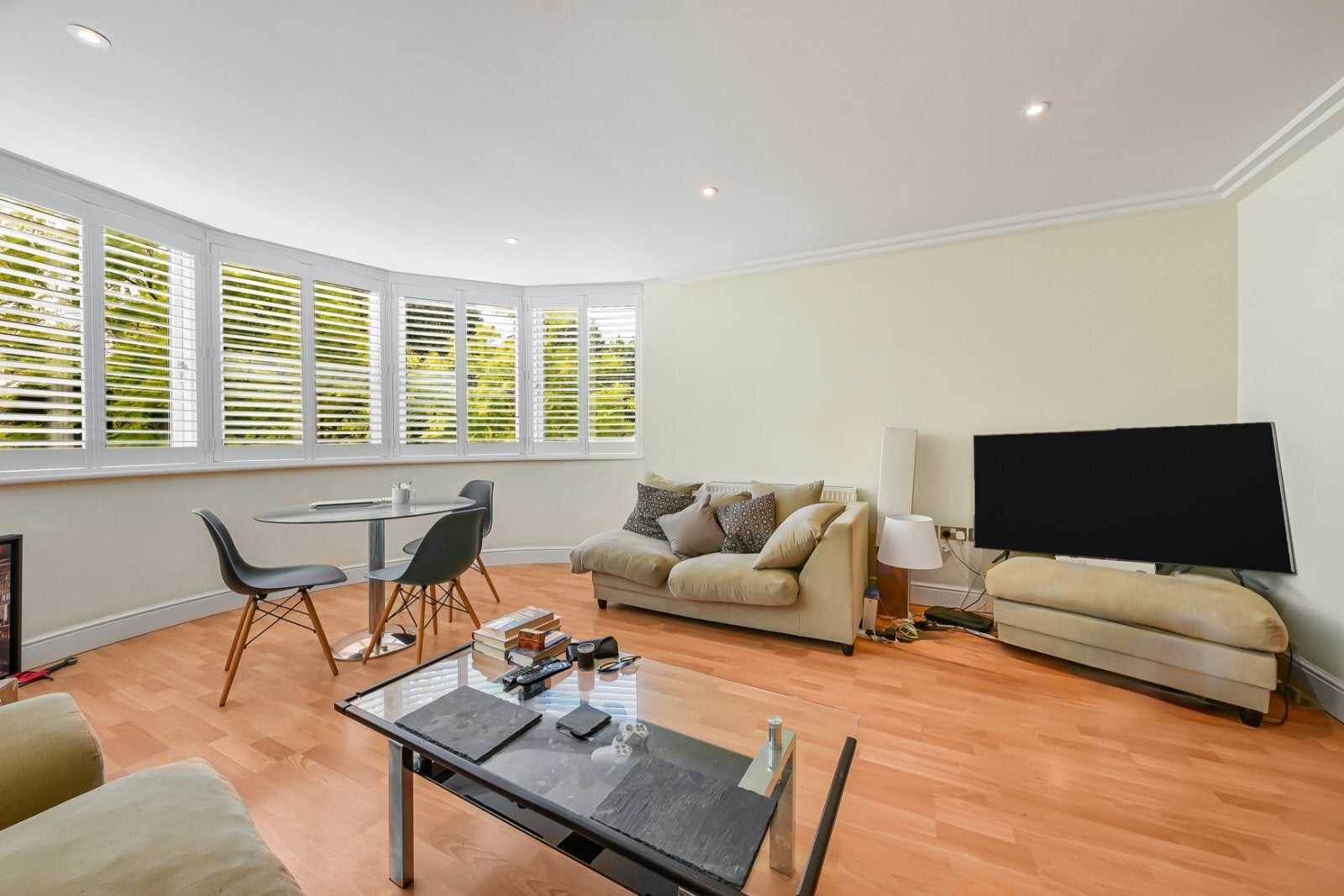 Flat Kidderpore Avenue in Greater London