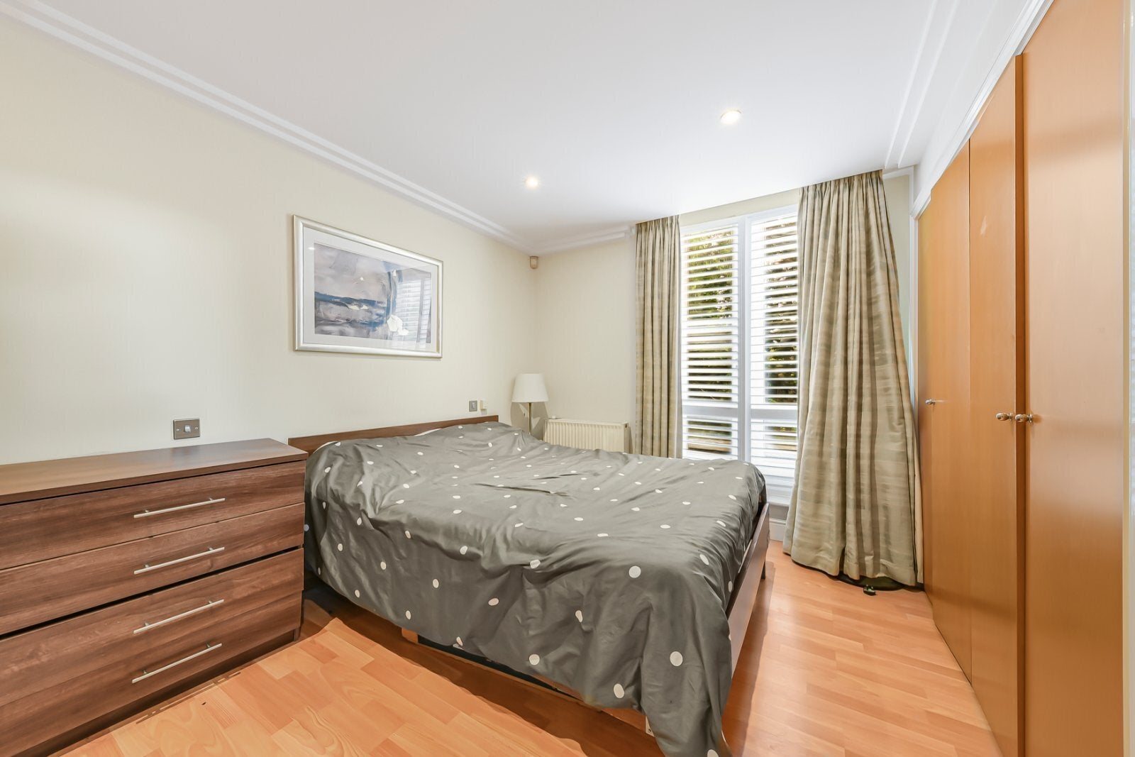 Flat Kidderpore Avenue in Greater London