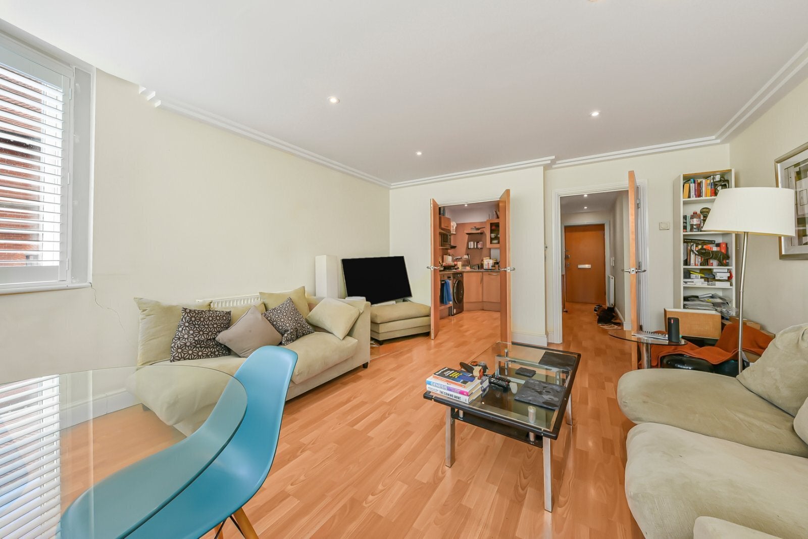 Flat Kidderpore Avenue in Greater London