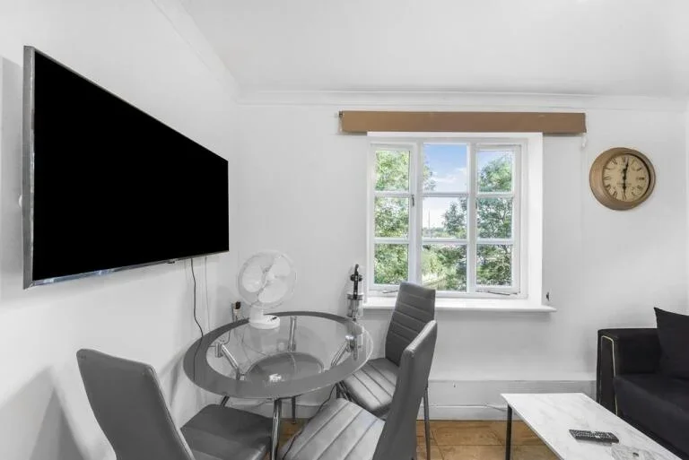 Flat Blaker Road in Greater London