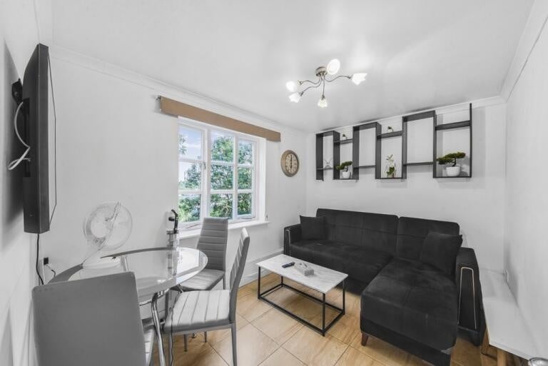 Flat Blaker Road in Greater London