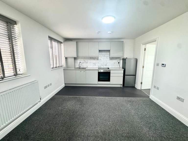 Flat Old Ruislip Road in Greater London