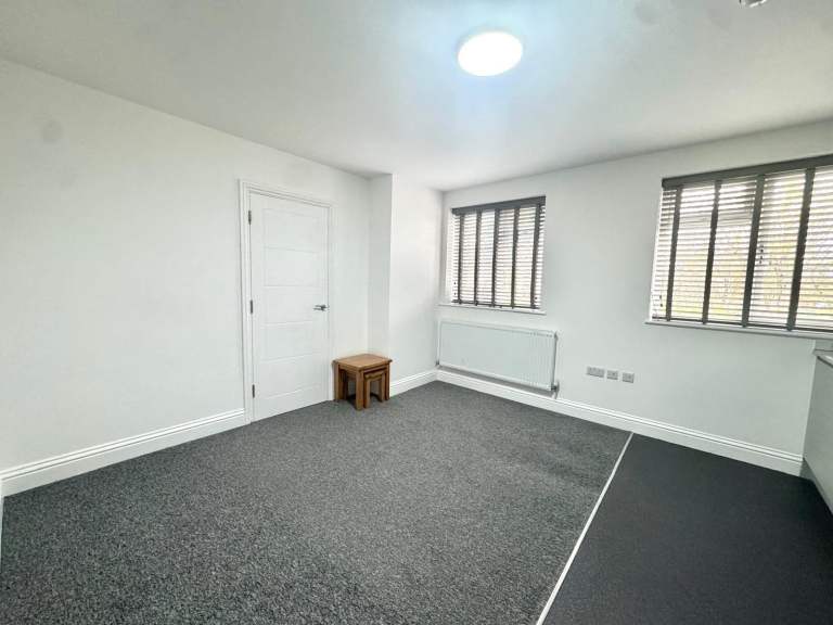 Flat Old Ruislip Road in Greater London