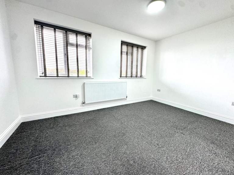 Flat Old Ruislip Road in Greater London