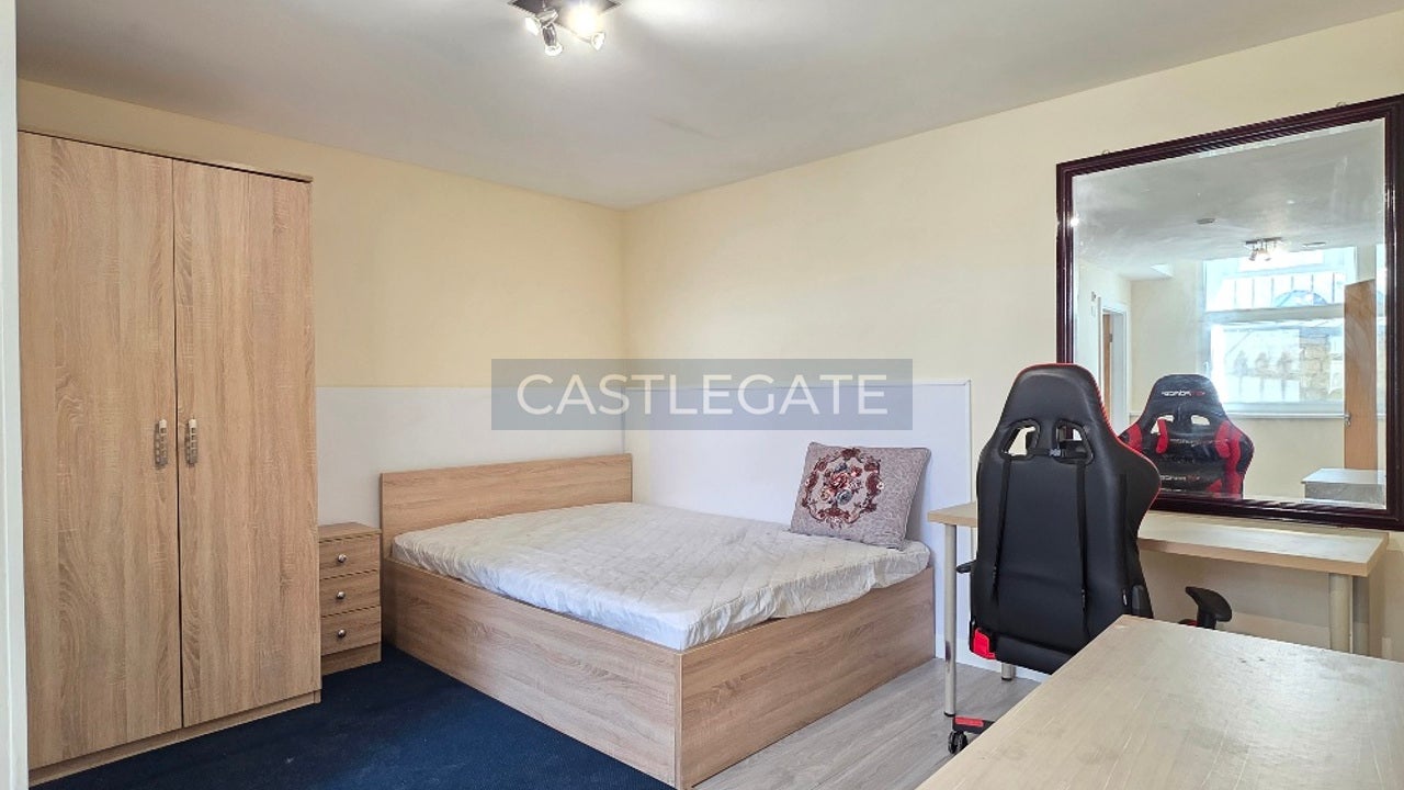 Flat Fitzwilliam Street in Huddersfield