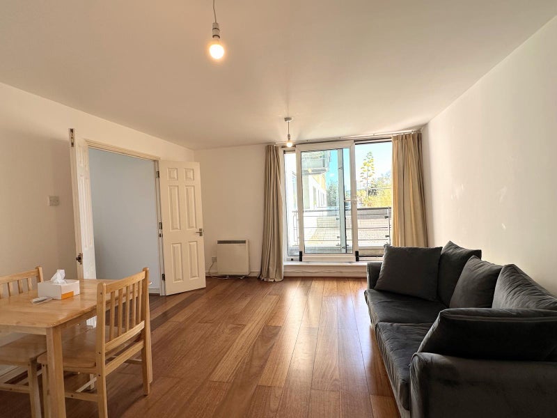 Room Fishguard Way in Greater London