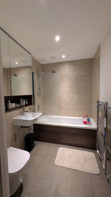 Room Peartree Way in Greater London