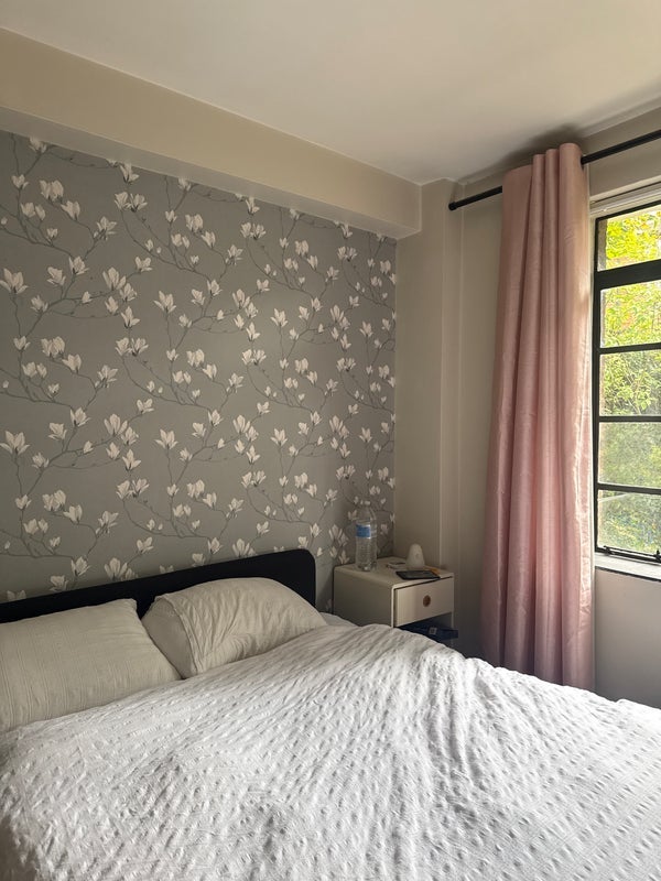 Flat Baron's Court Road in Greater London
