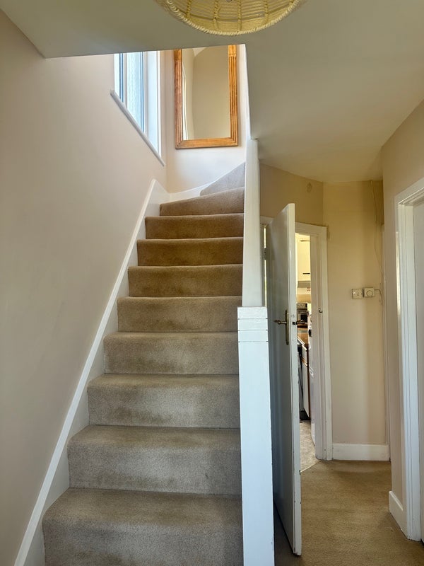 Room Alverstone Road in Greater London