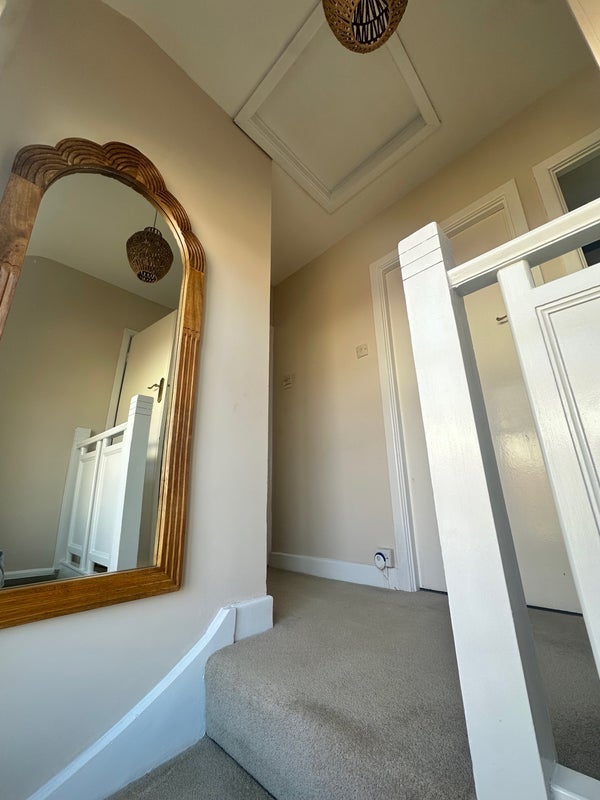 Room Alverstone Road in Greater London