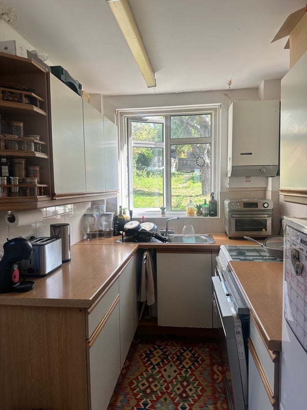Room Alverstone Road in Greater London