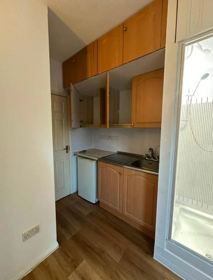Room Honiton Road in Greater London
