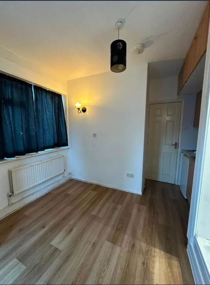 Room Honiton Road in Greater London