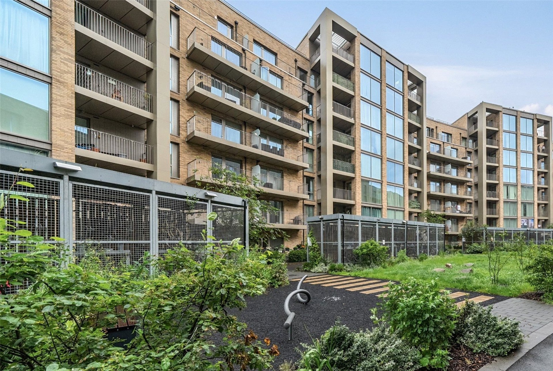 Flat Garnet Place in Greater London