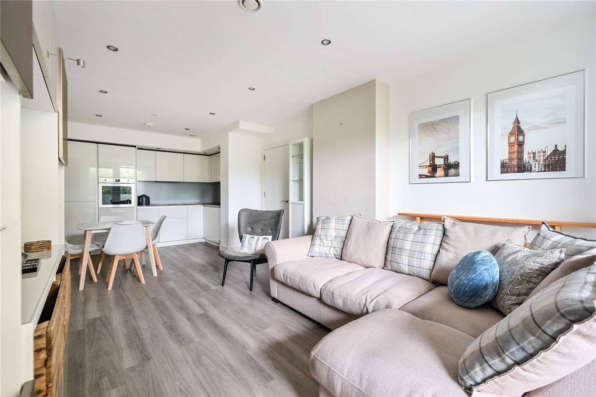 Flat Garnet Place in Greater London