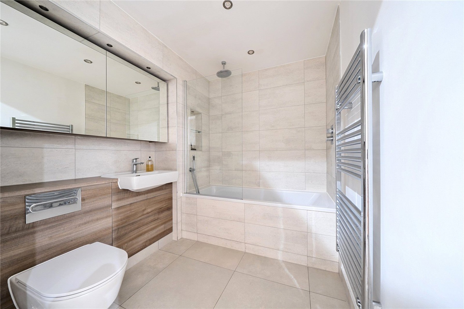 Flat Garnet Place in Greater London