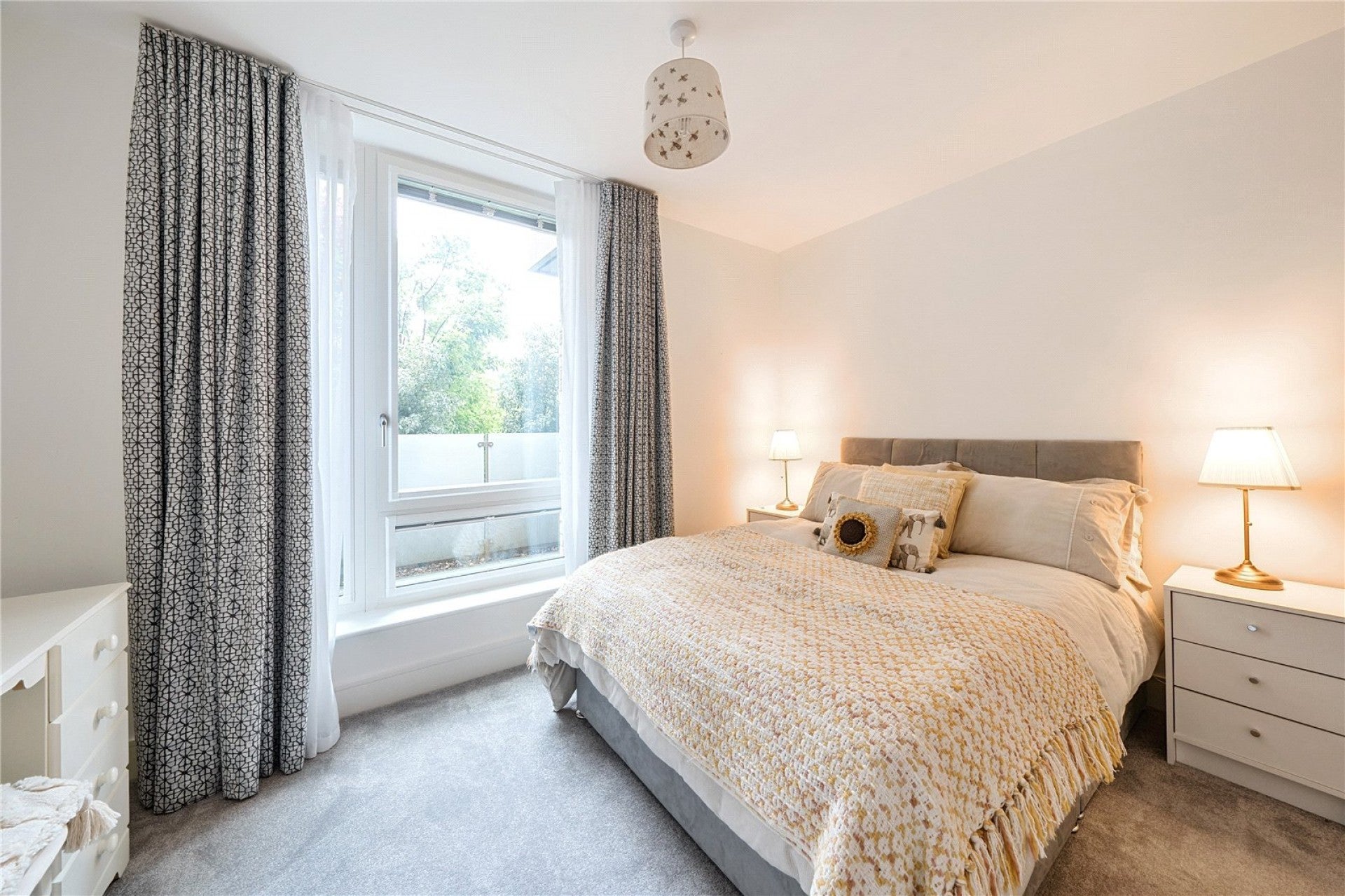Flat Garnet Place in Greater London
