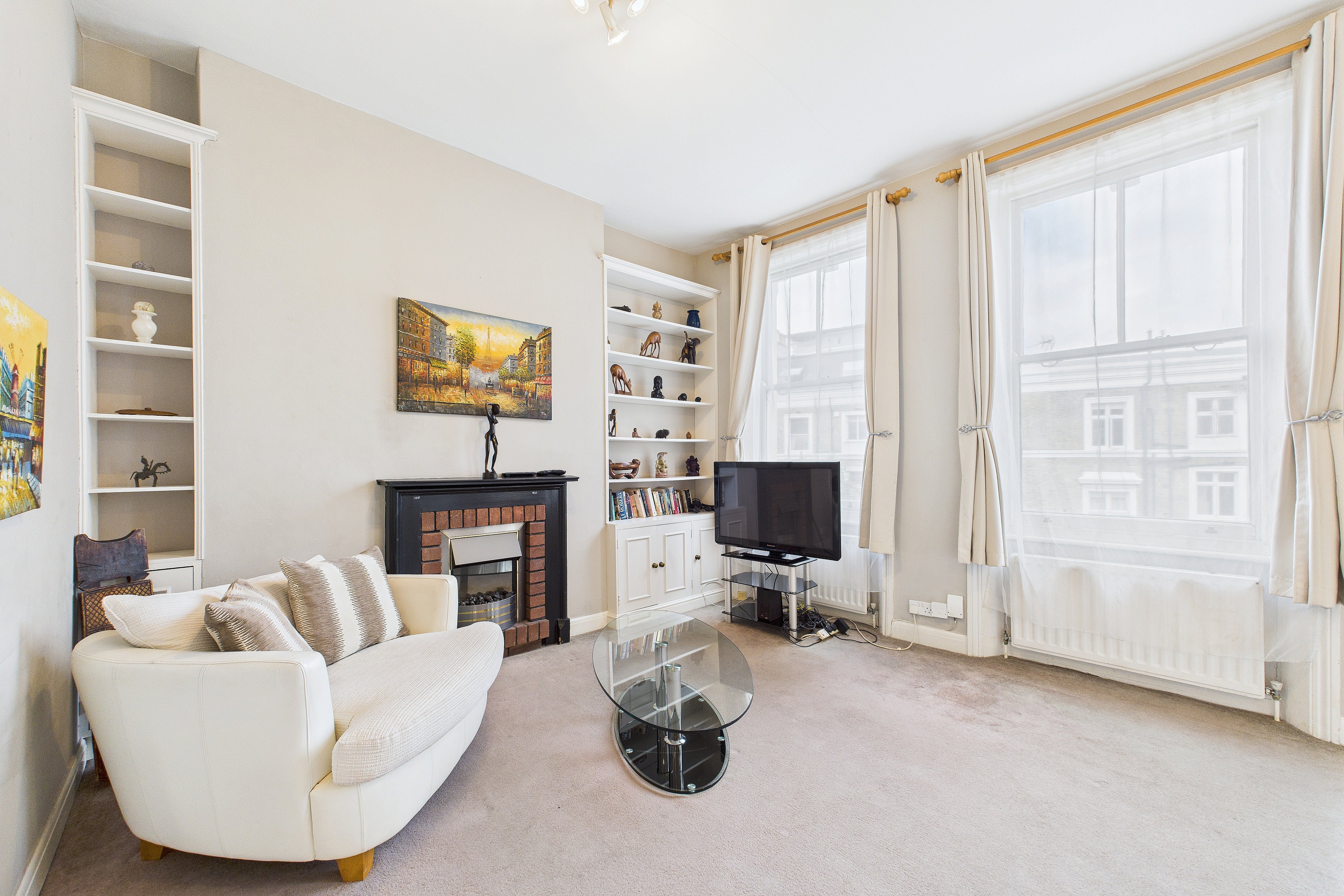 Flat Baron's Court Road in Greater London