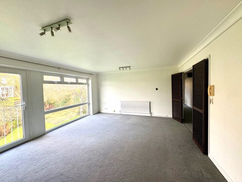 Flat Hadley Road in Greater London