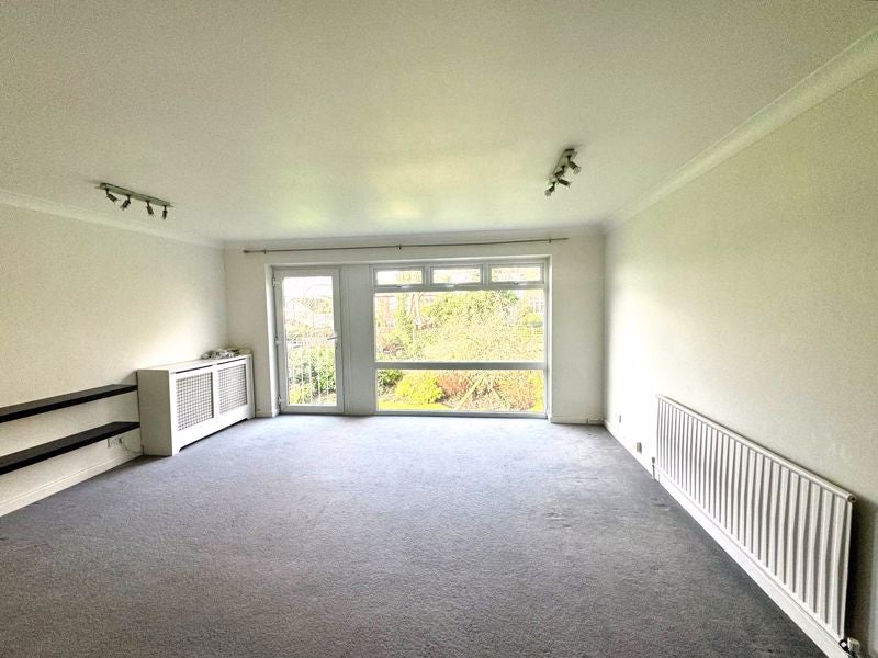 Flat Hadley Road in Greater London