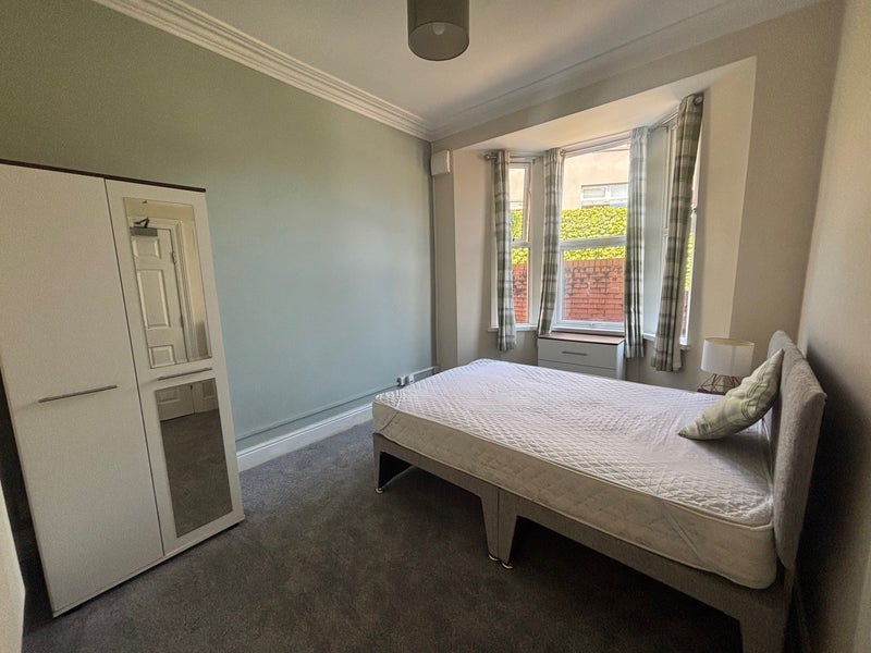 Room Romilly Road in Barry