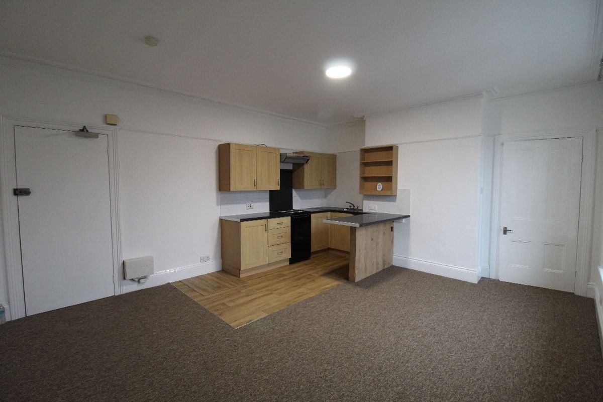 Flat Clifton Road in Weston-super-Mare