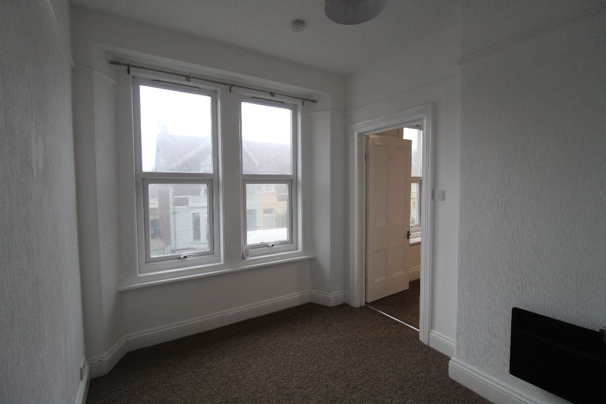 Flat Clifton Road in Weston-super-Mare