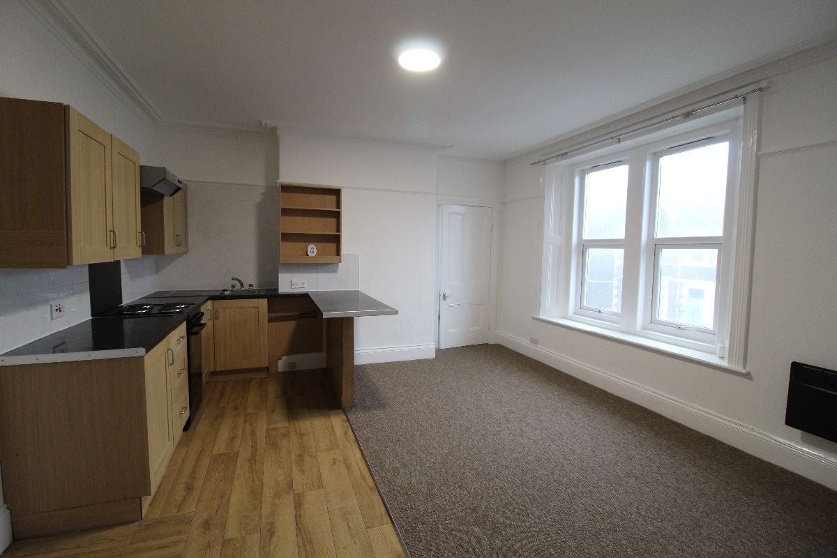 Flat Clifton Road in Weston-super-Mare