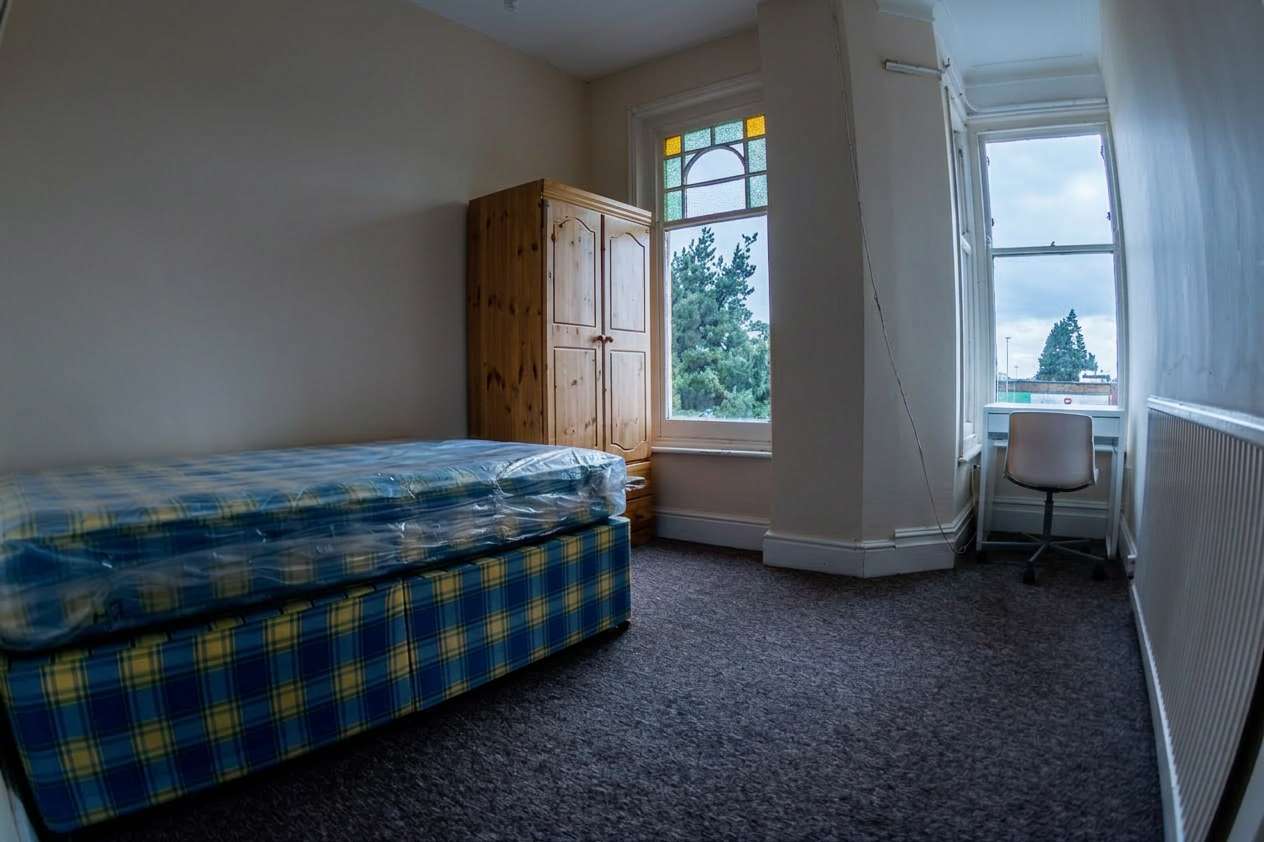 Flat Fishponds Road in Bristol