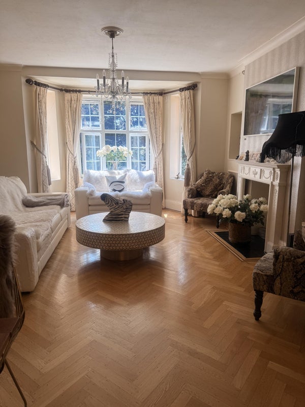 Room Finchley Road in Greater London