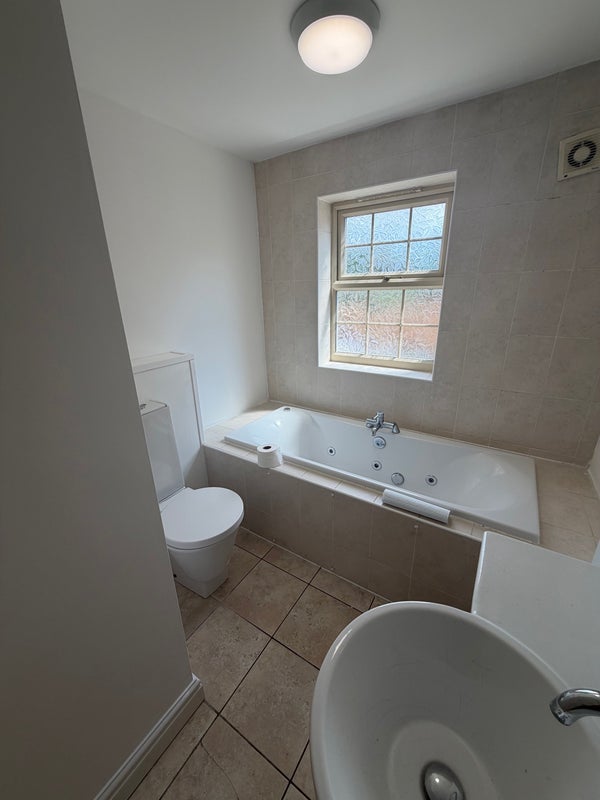 Room Raynville Way in Leeds