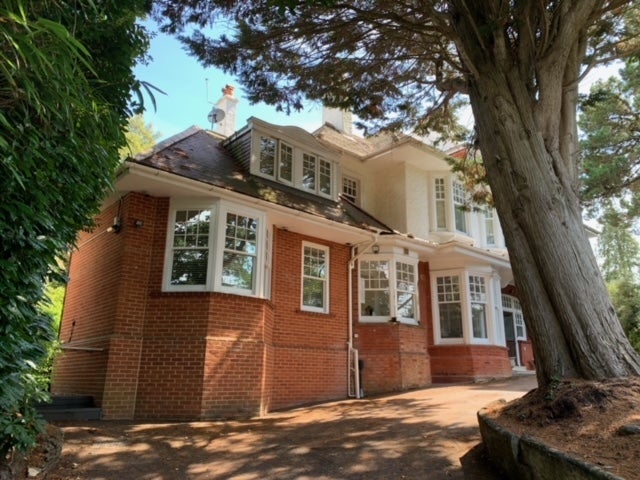 Flat West Overcliff Drive in Bournemouth