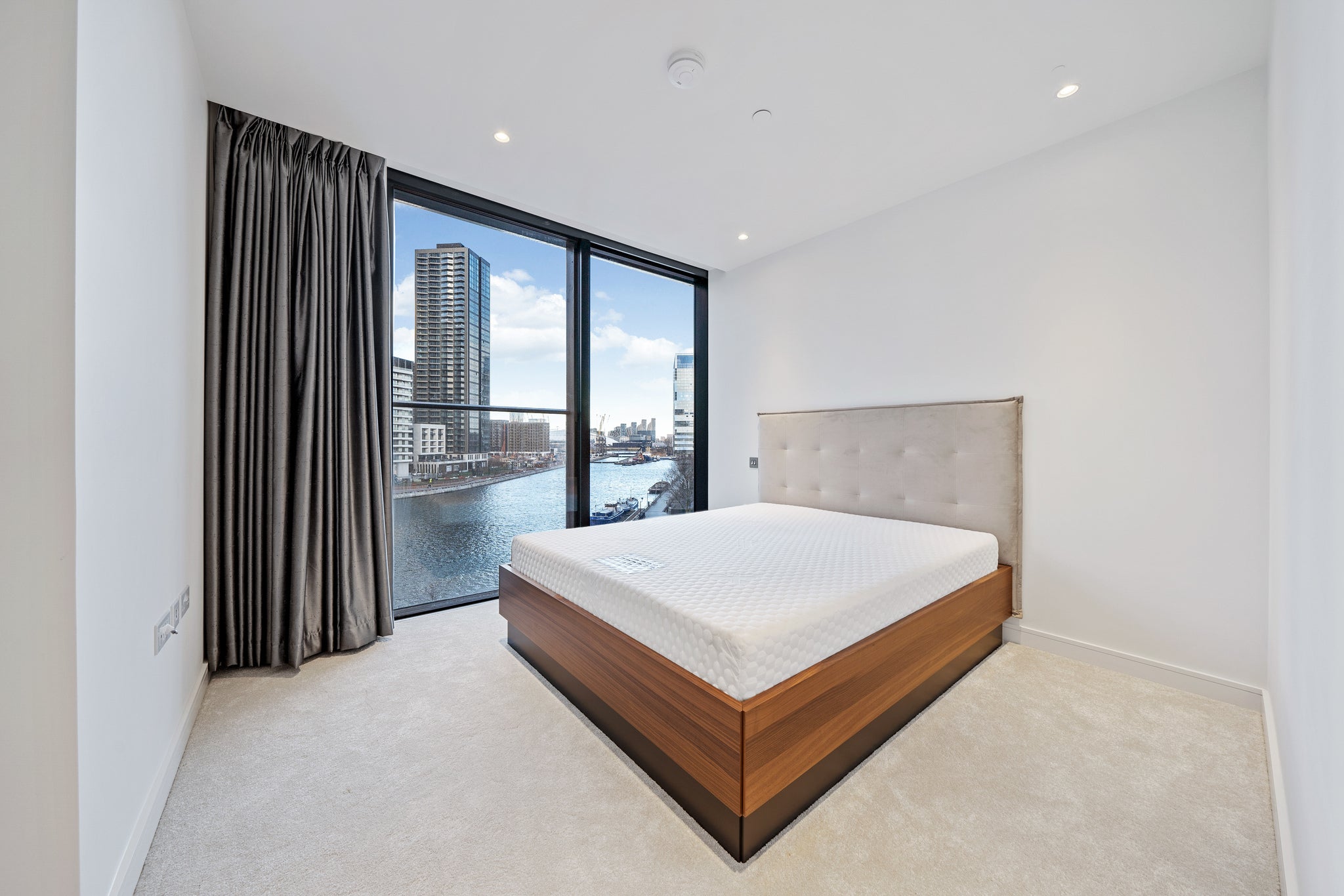 Flat Westferry Circus in Greater London