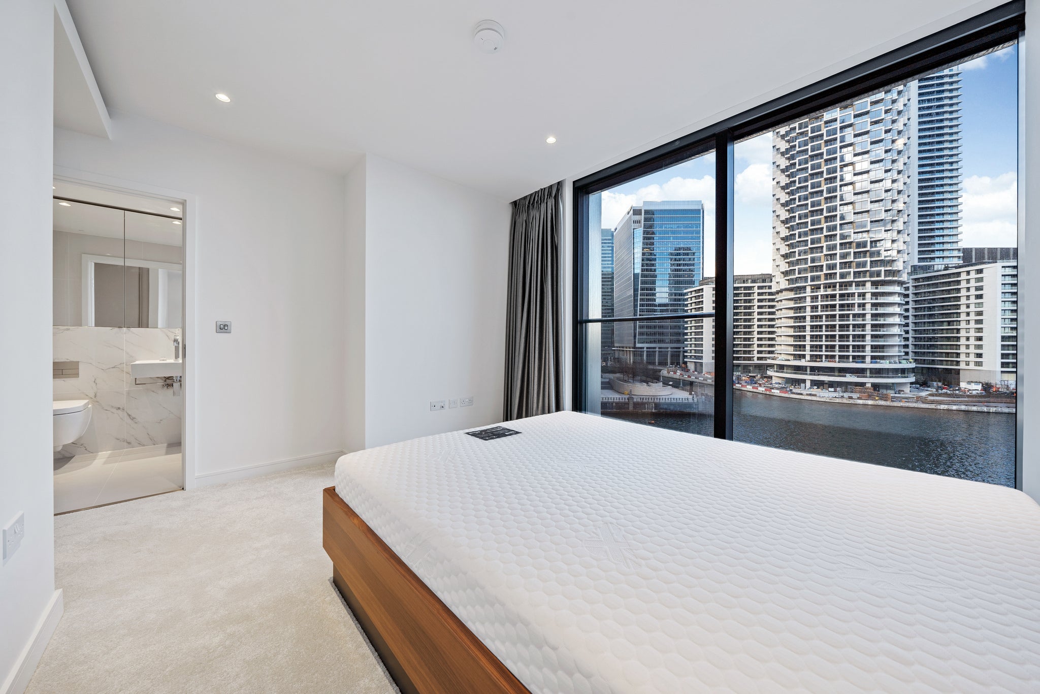 Flat Westferry Circus in Greater London