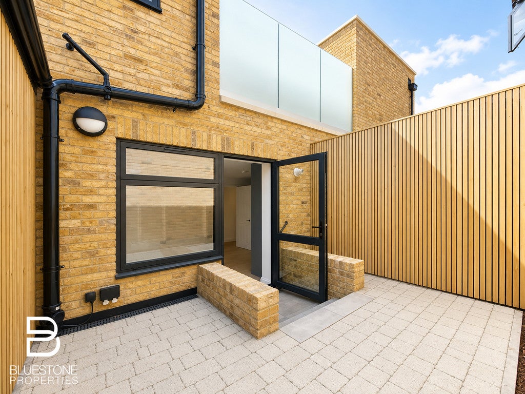 Flat Ewart Road in Greater London