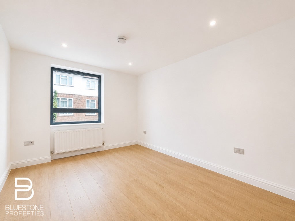 Flat Ewart Road in Greater London