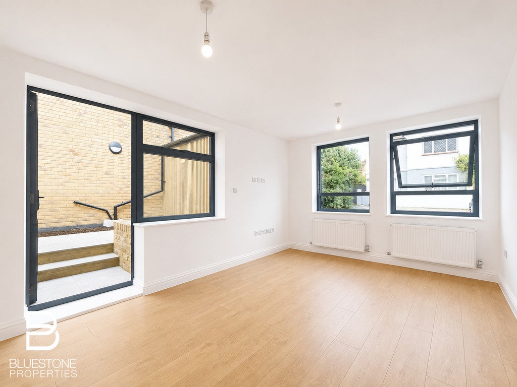 Flat Ewart Road in Greater London
