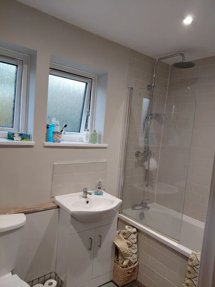 Room Avondale Close in Reigate and Banstead